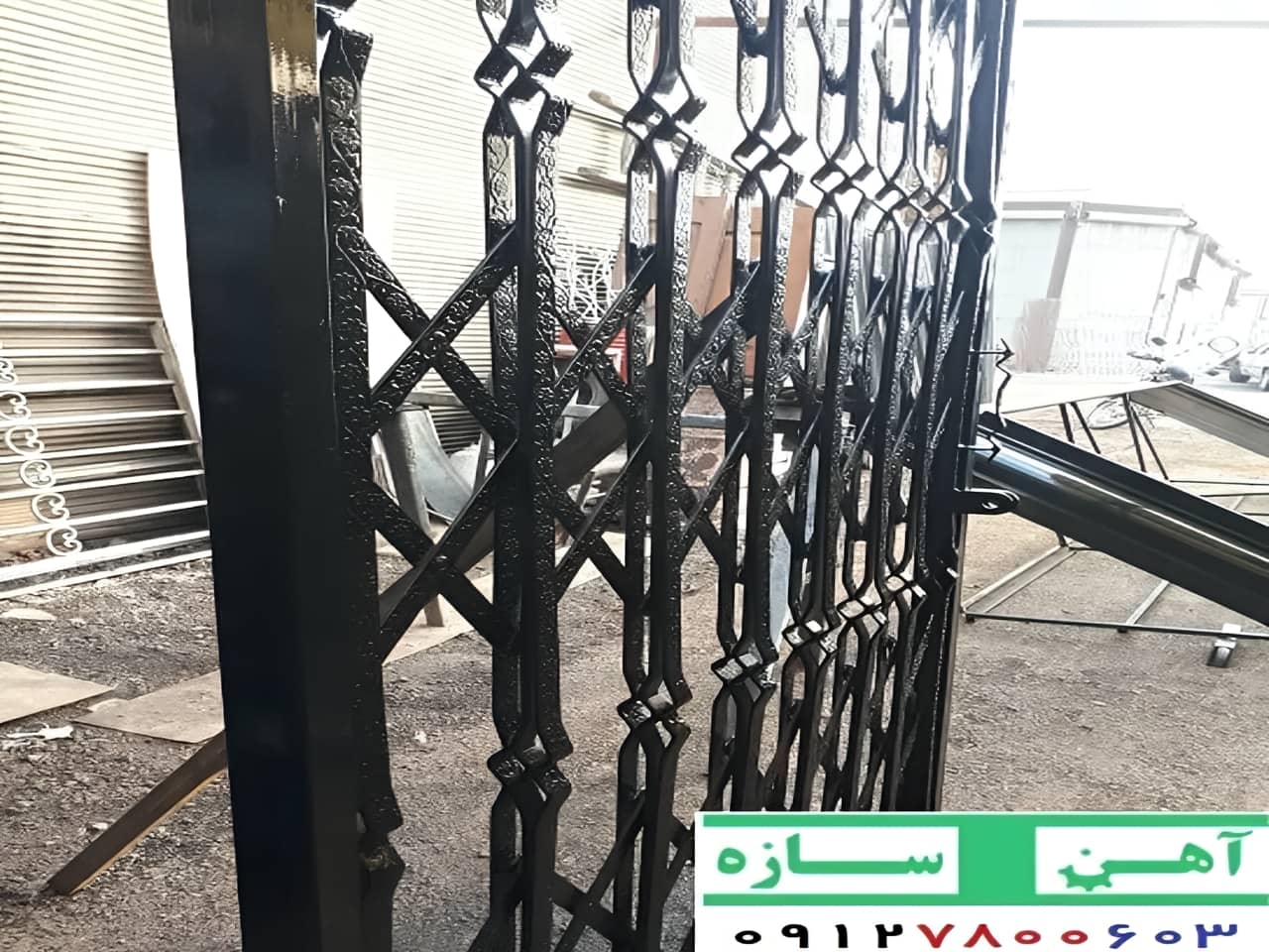 حفاظ درب آکاردئونی طرح 3 گل سلطنتی