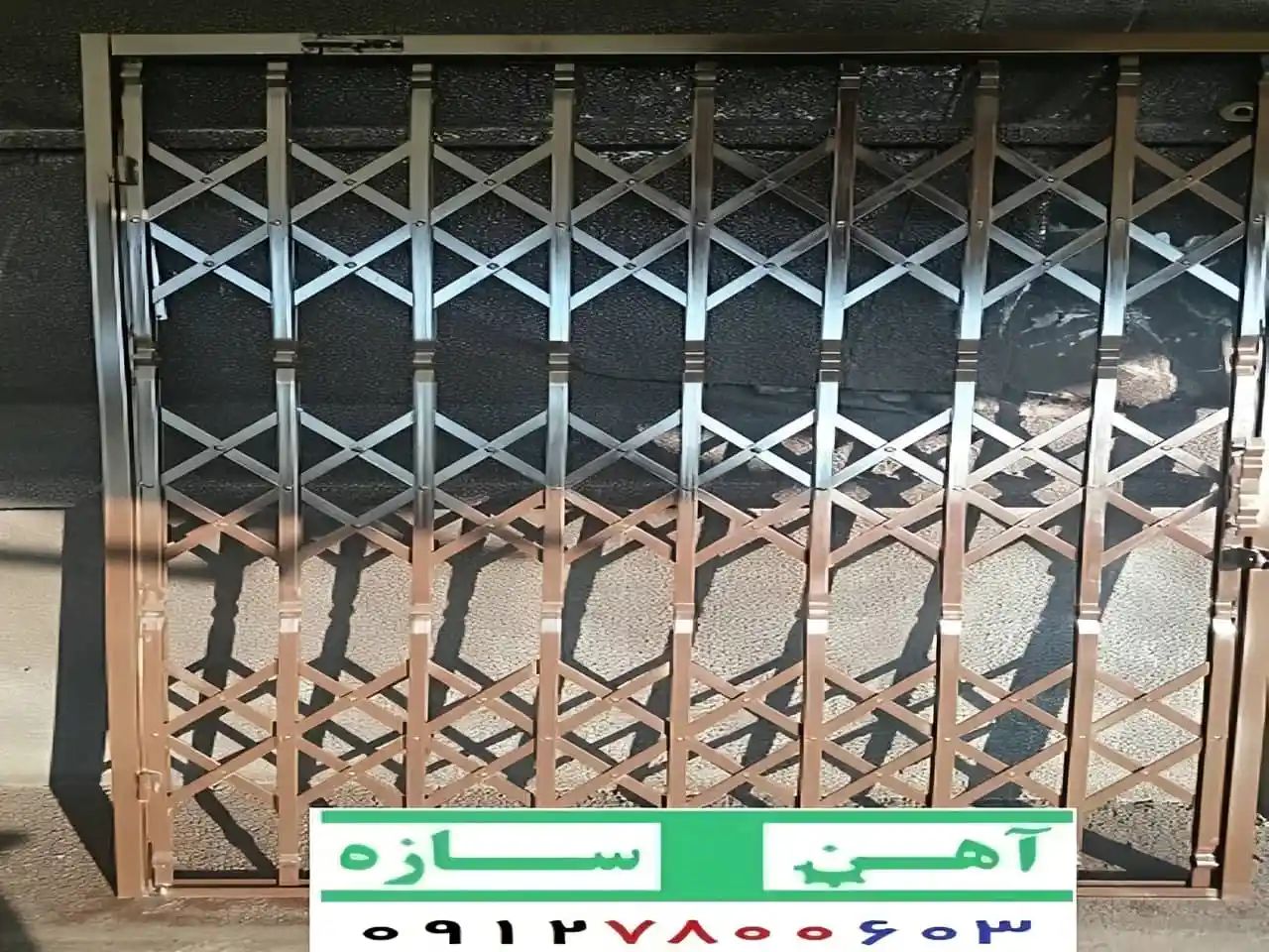 حفاظ درب آکاردئونی 3 گل 4 خمدار