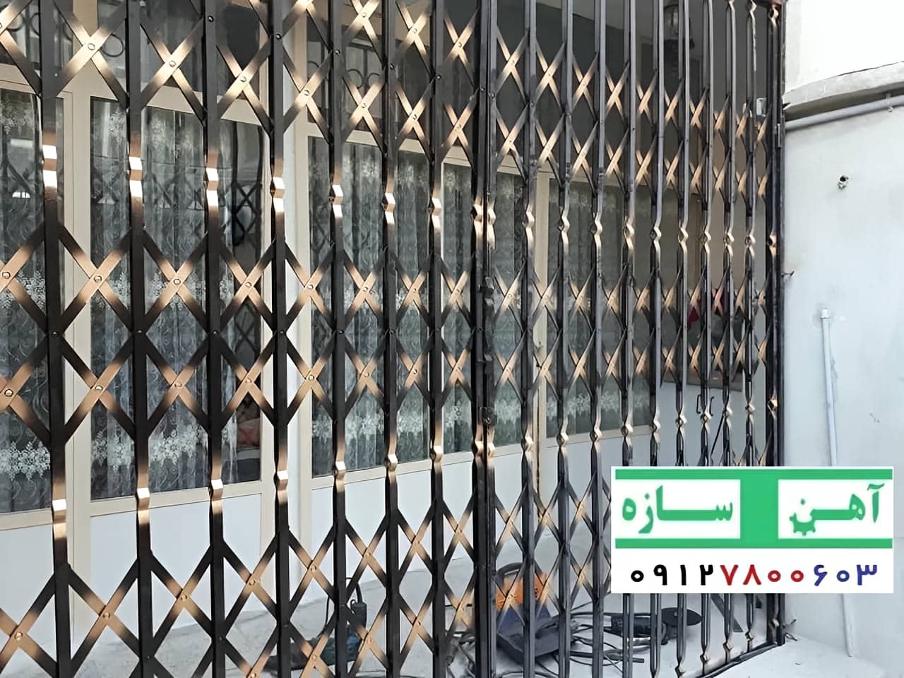 حفاظ درب آکاردئونی 3 گل 4 خم