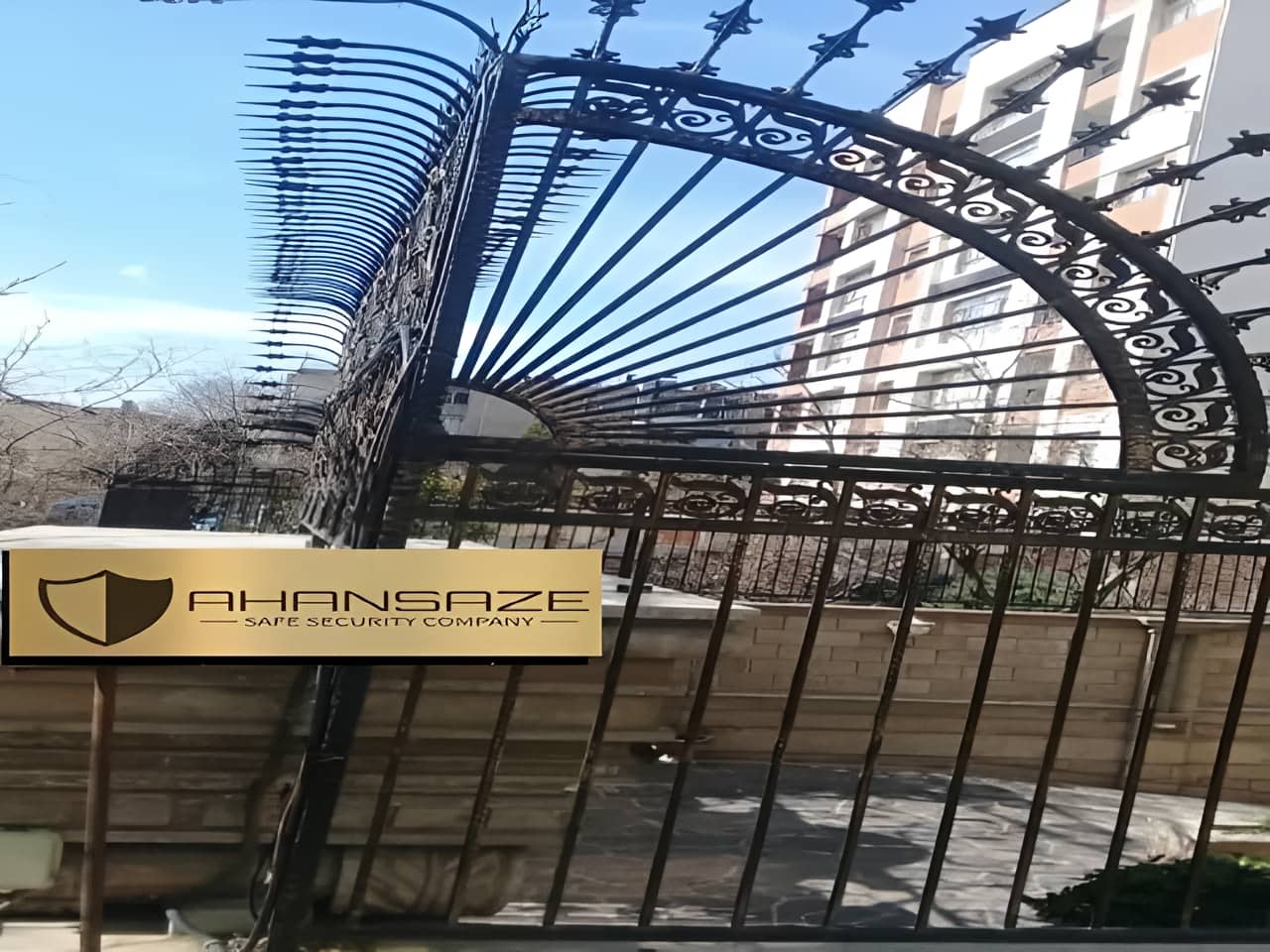 حفاظ دیوار سرنیزه ایستاده