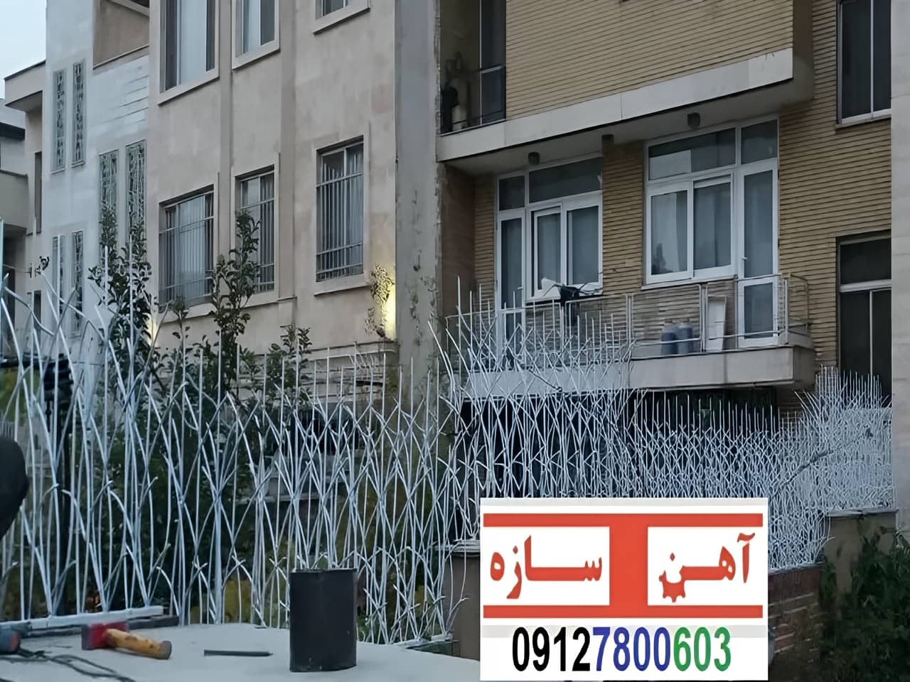 فنس حفاظ روی دیوار شاخ گوزن بوته خار لیلیومی