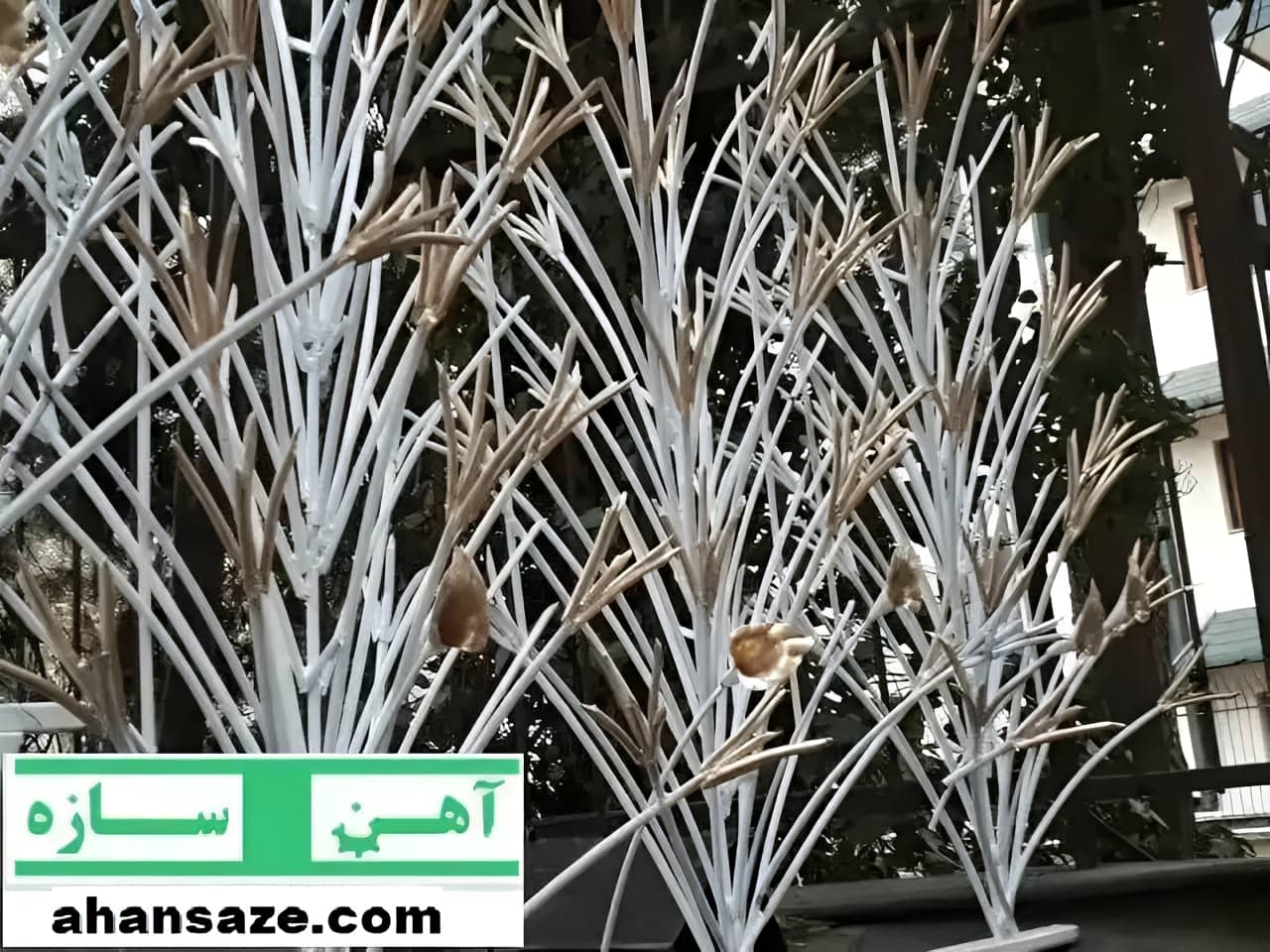 فنس حفاظ روی دیوار شاخ گوزن بوته خار لیلیومی