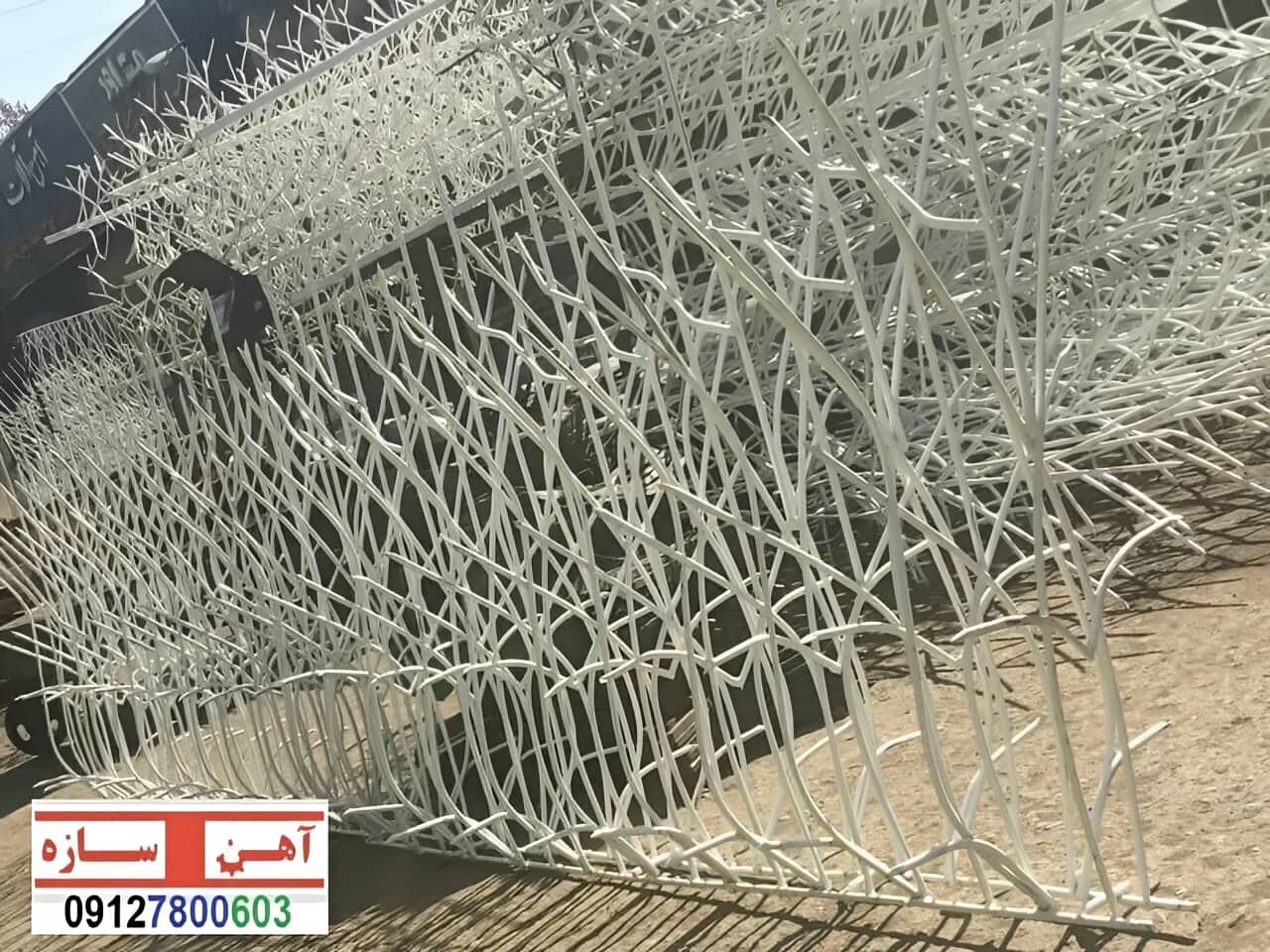 فنس حفاظ روی دیوار شاخ گوزن بوته خار لیلیومی