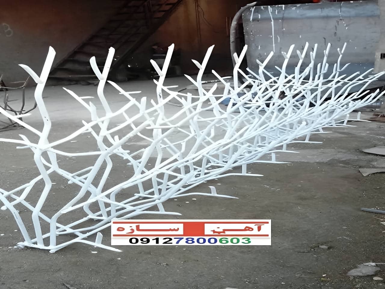 فنس حفاظ روی دیوار شاخ گوزن بوته خار لیلیومی