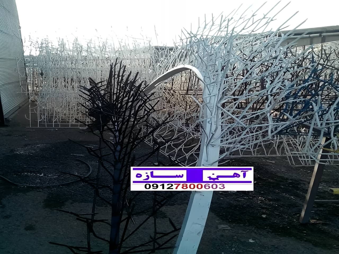 فنس حفاظ روی دیوار شاخ گوزن بوته خار لیلیومی