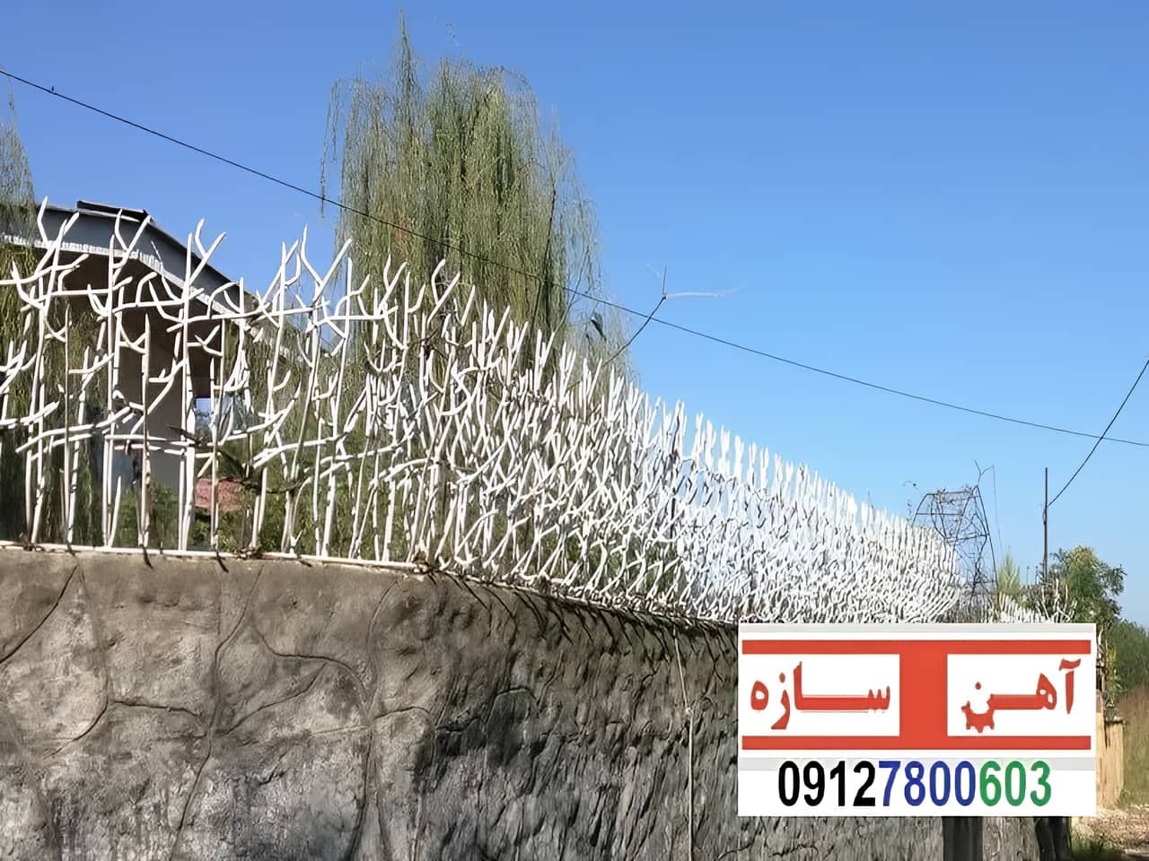 فنس حفاظ روی دیوار شاخ گوزن بوته خار لیلیومی