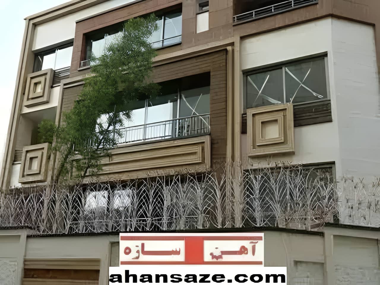 حفاظ نرده روی درب حیاط