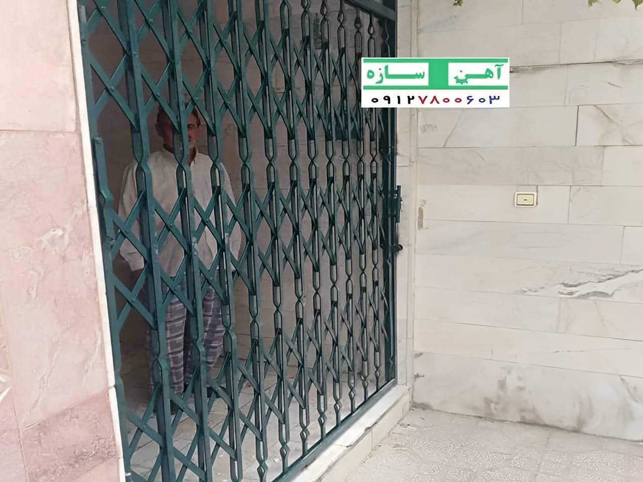 حفاظ درب آکاردئونی