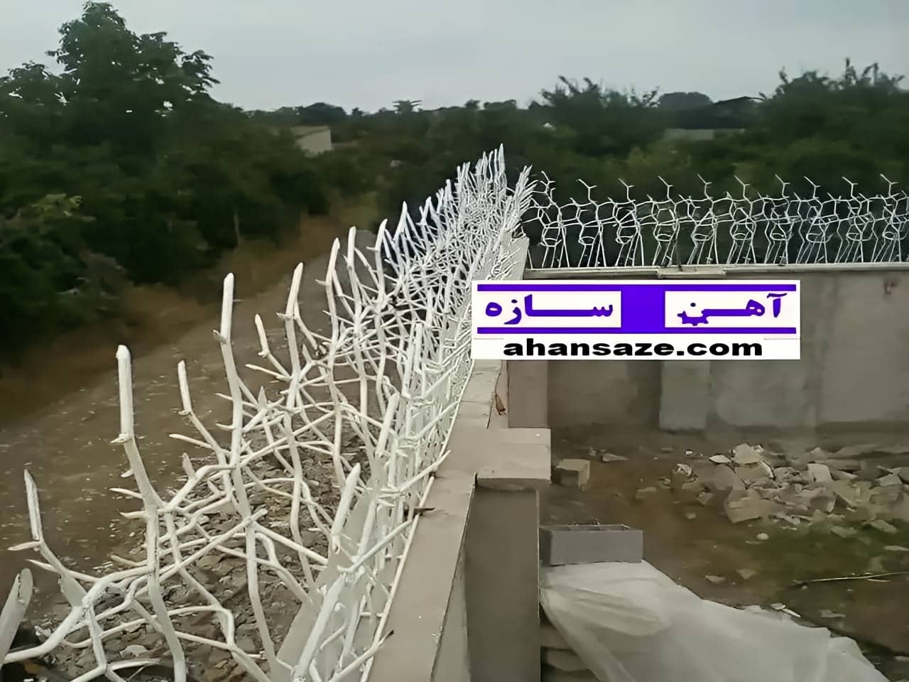نرده آهنی دیوار