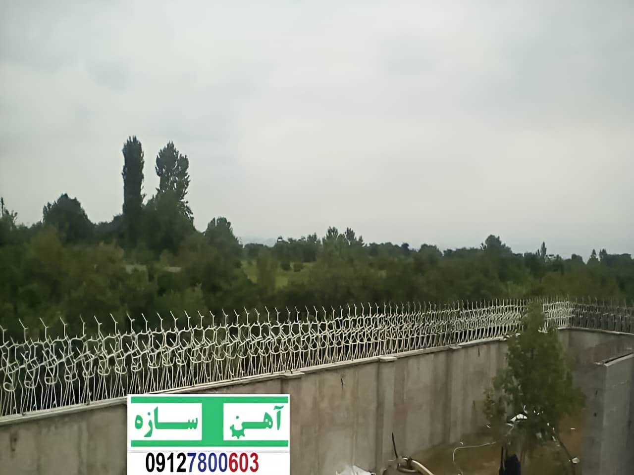 نرده آهنی دیوار