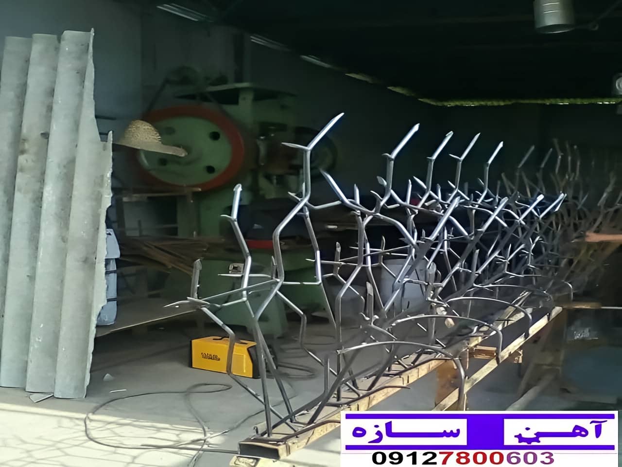 نرده آهنی دیوار