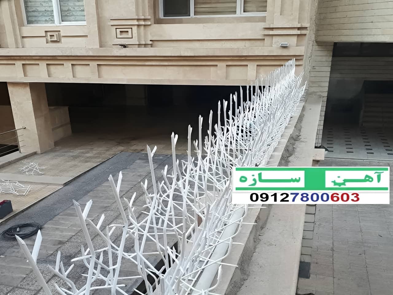 نرده آهنی دیوار