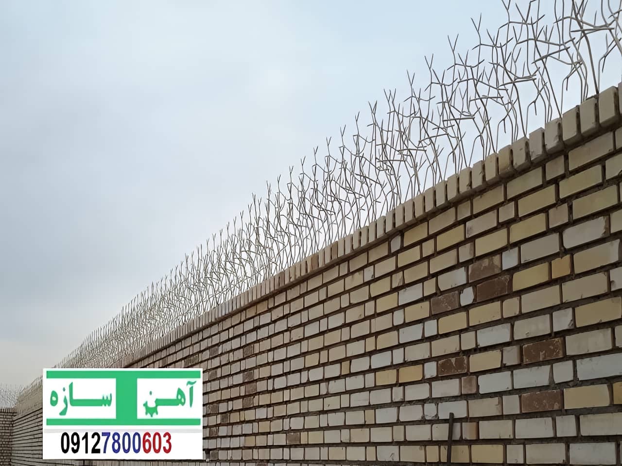 نرده آهنی دیوار