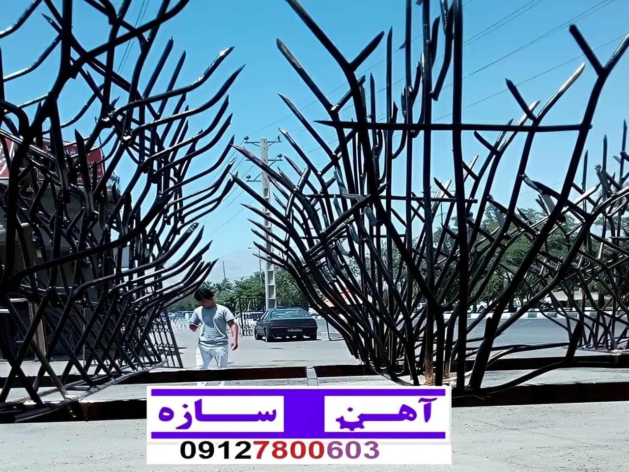 فنس حفاظ روی دیوار شاخ گوزن بوته خار لیلیومی