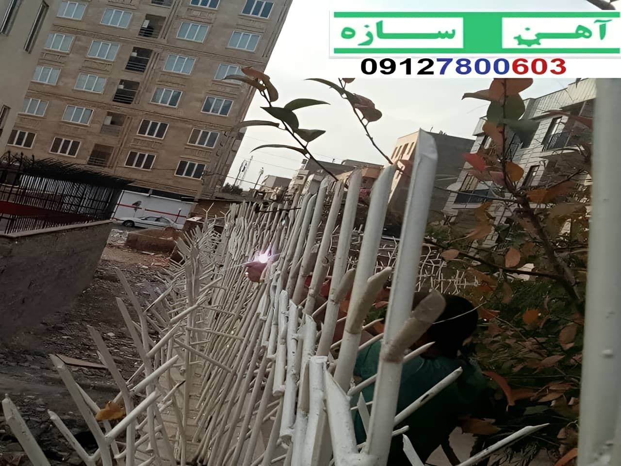 فنس حفاظ روی دیوار شاخ گوزن بوته خار لیلیومی