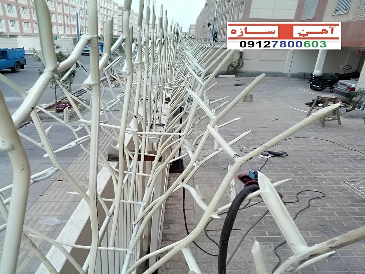 فنس حفاظ روی دیوار شاخ گوزن بوته خار لیلیومی