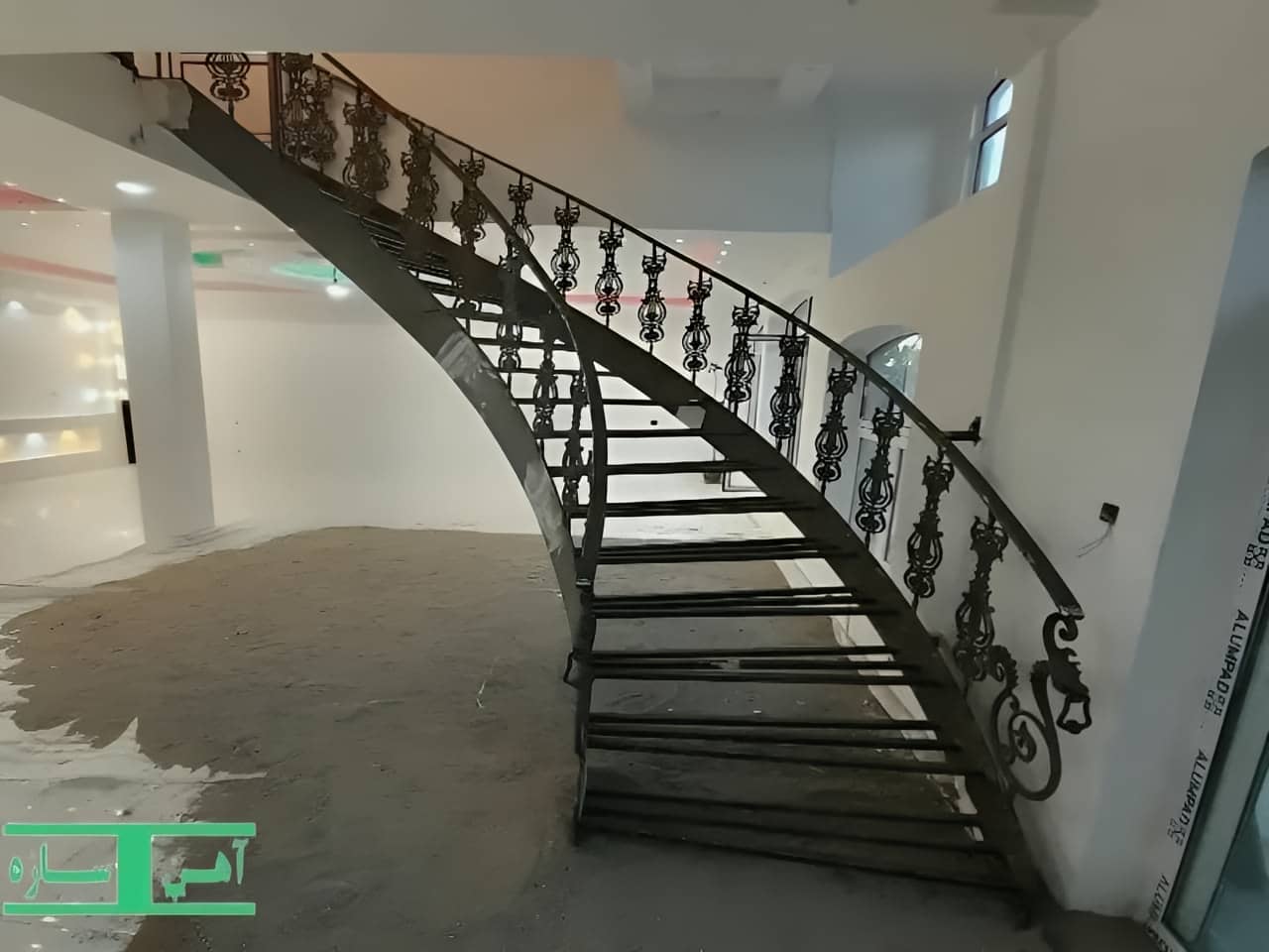 پله داخل ساختمان دوبلکس