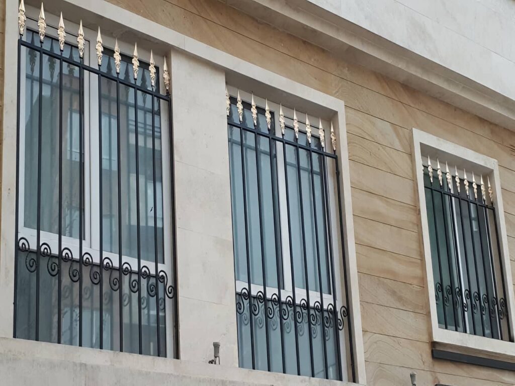 نحوه نگهداری حفاظ پنجره ساده