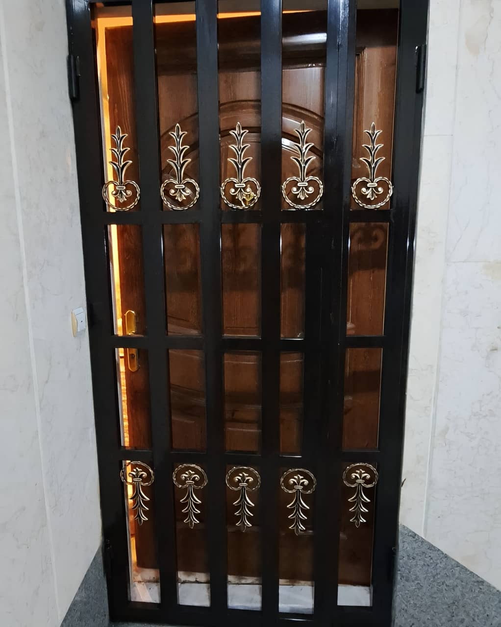 ویژگی‌های حفاظ درب آپارتمان لولایی