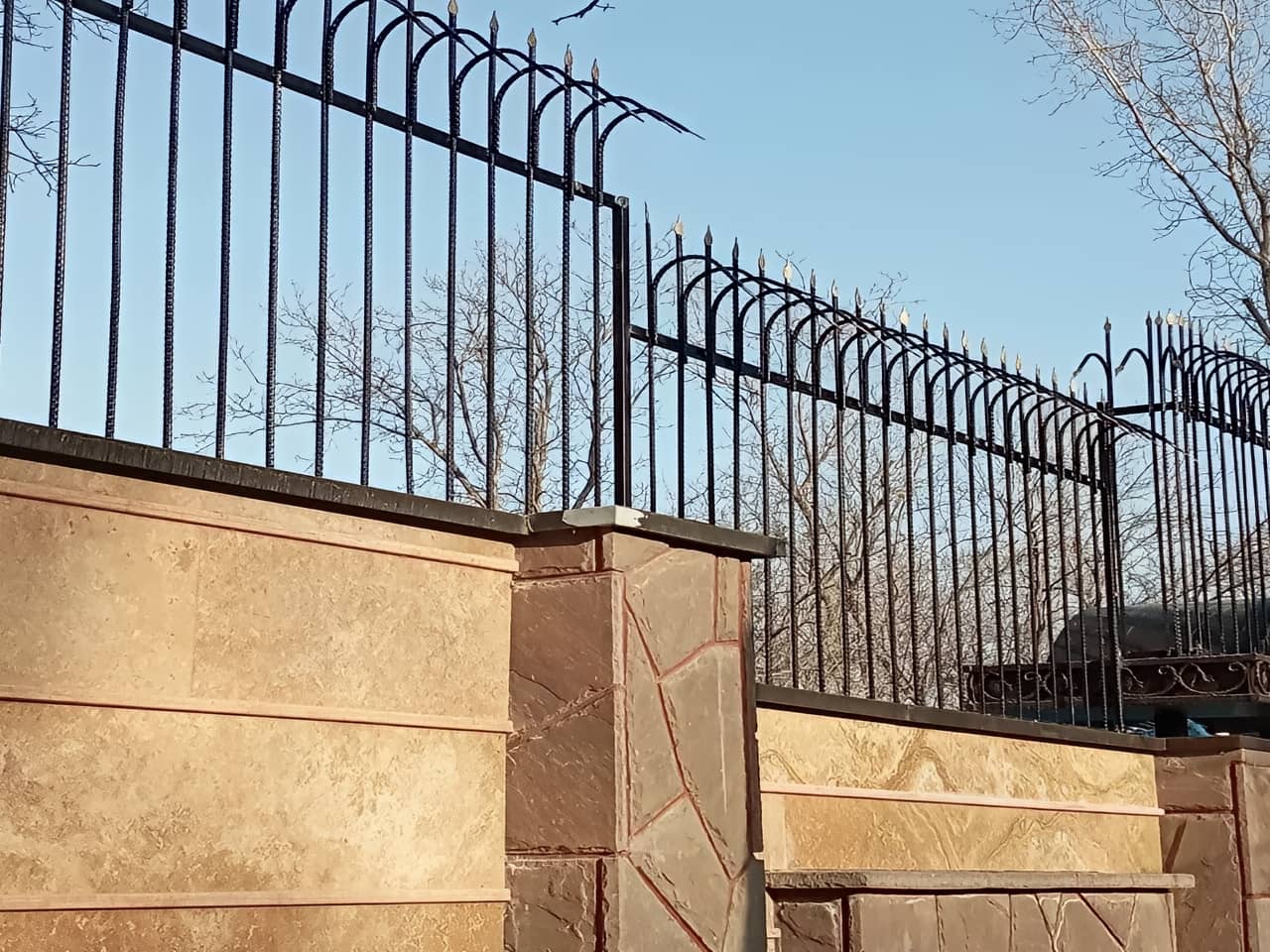 معایب نصب حفاظ آهنی ساختمان در میدان فردوسی