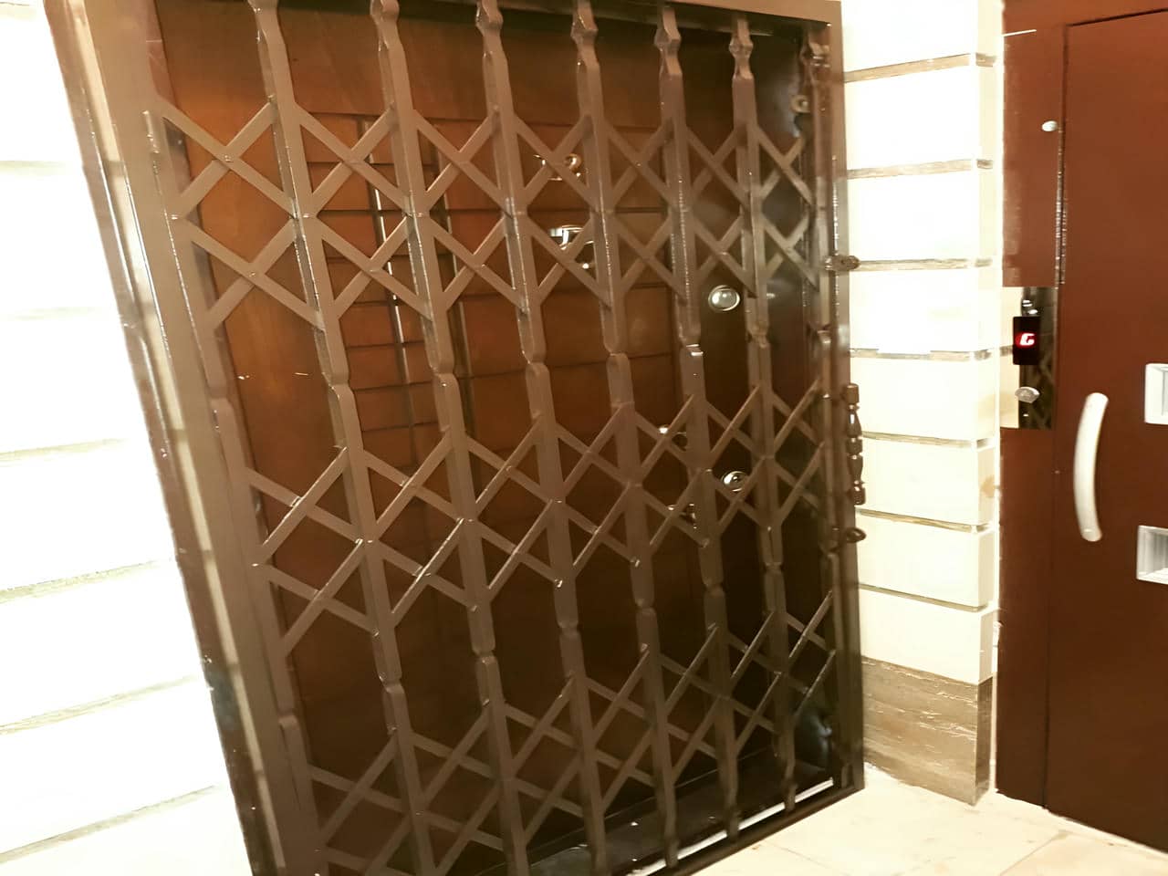 ساخت و نصب درب آکاردئونی | آهن سازه ساخت و نصب درب آکاردئونی