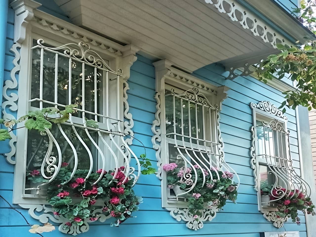 حفاظ پنجره با جای گلدان | آهن سازه حفاظ پنجره با جای گلدان