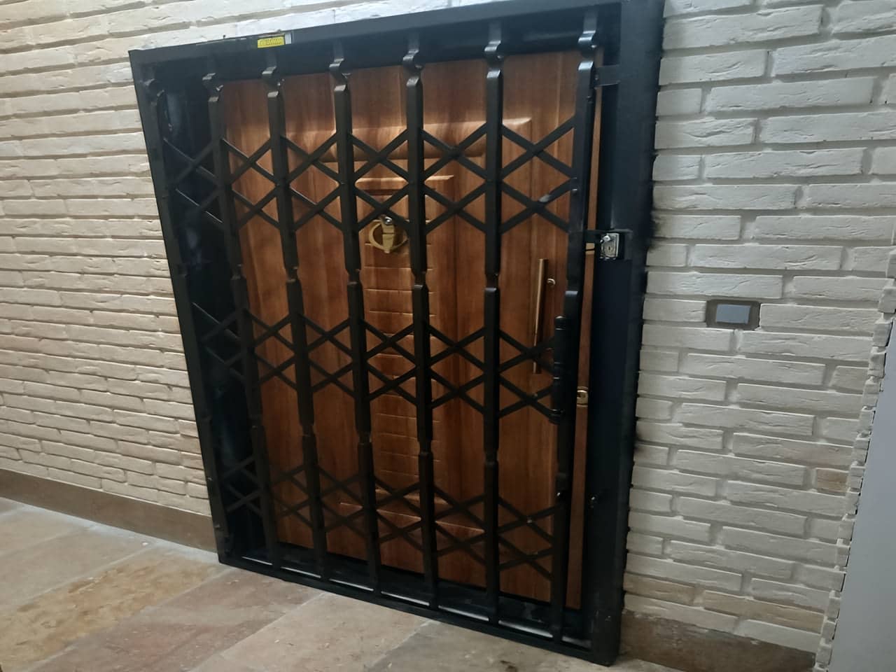 حفاظ آهنی ساختمان در محله کهریزک