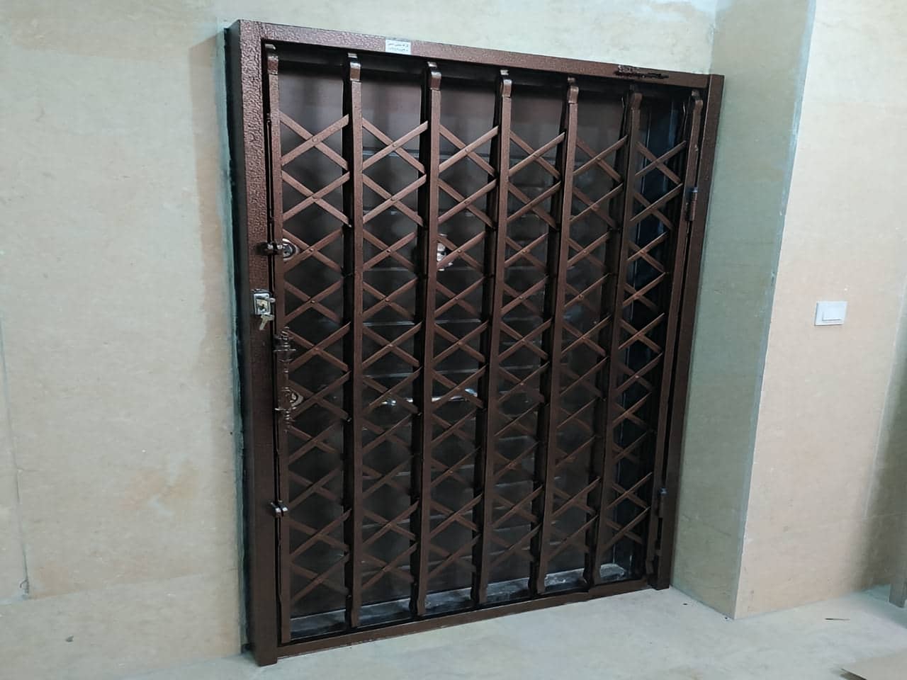 نصب حفاظ‌ آکاردئونی ویلا