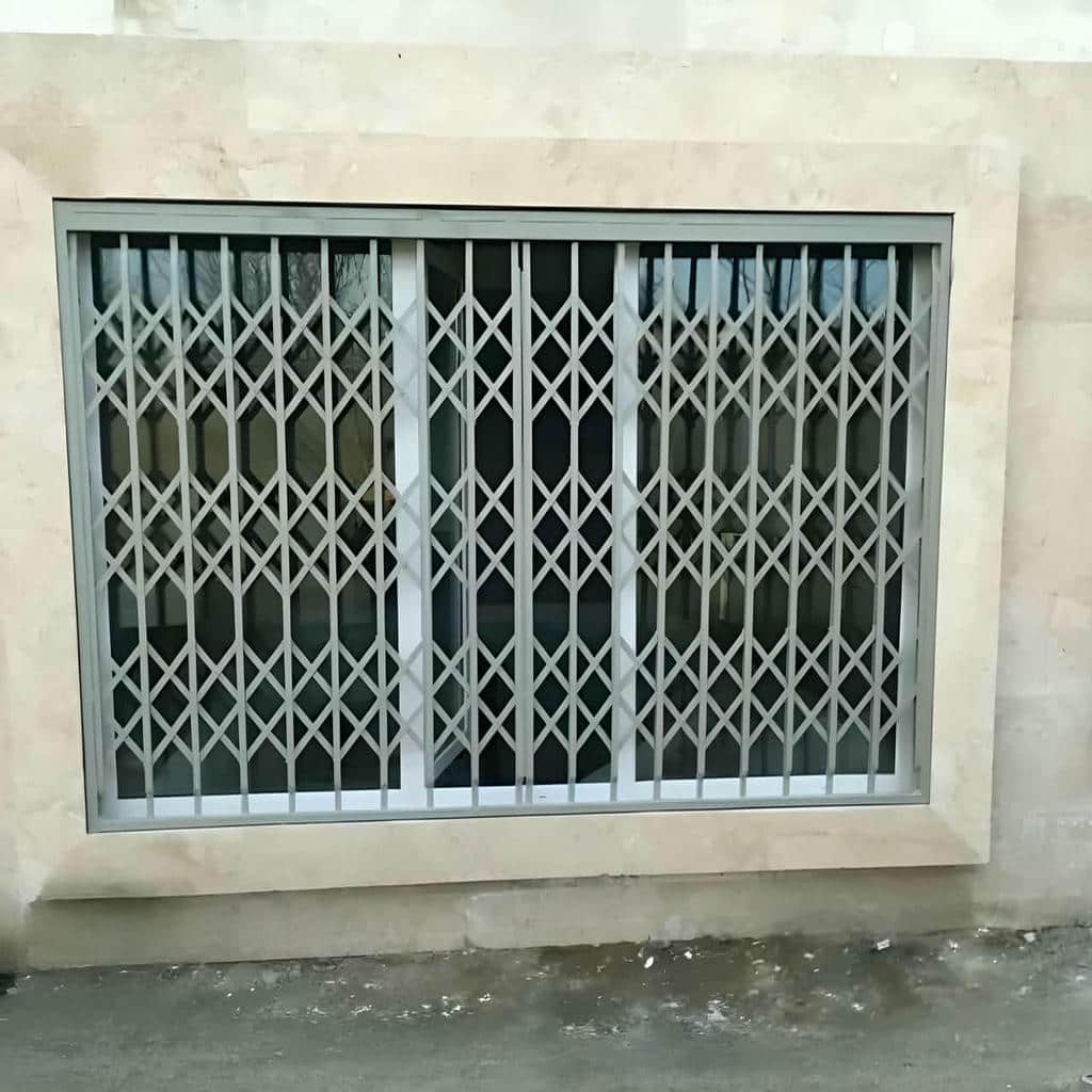 ابعاد سفارشی درب و حفاظ آکاردئونی نصب شده روی دیوار