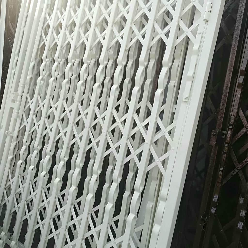 درب و حفاظ آکاردئونی نصب شده روی دیوار سه گل