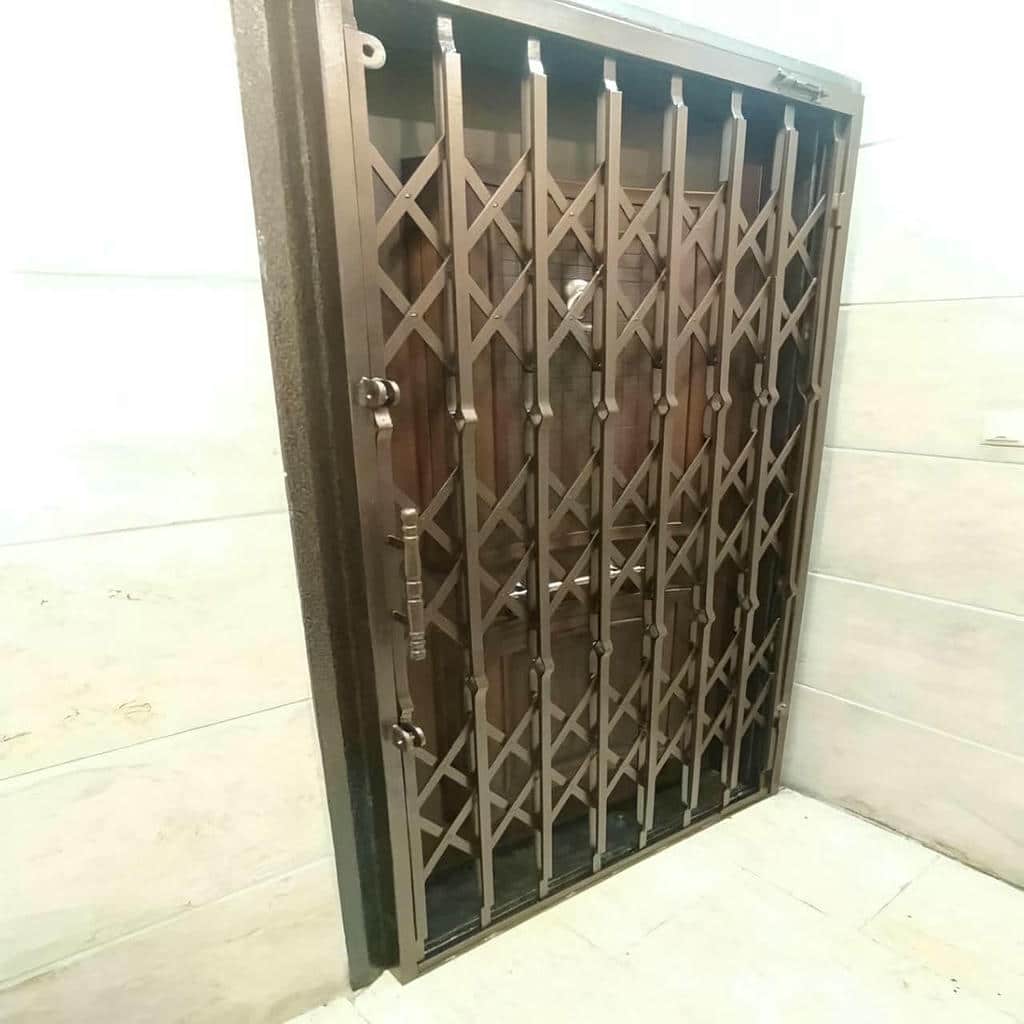 خرید درب و حفاظ آکاردئونی نصب شده روی دیوار