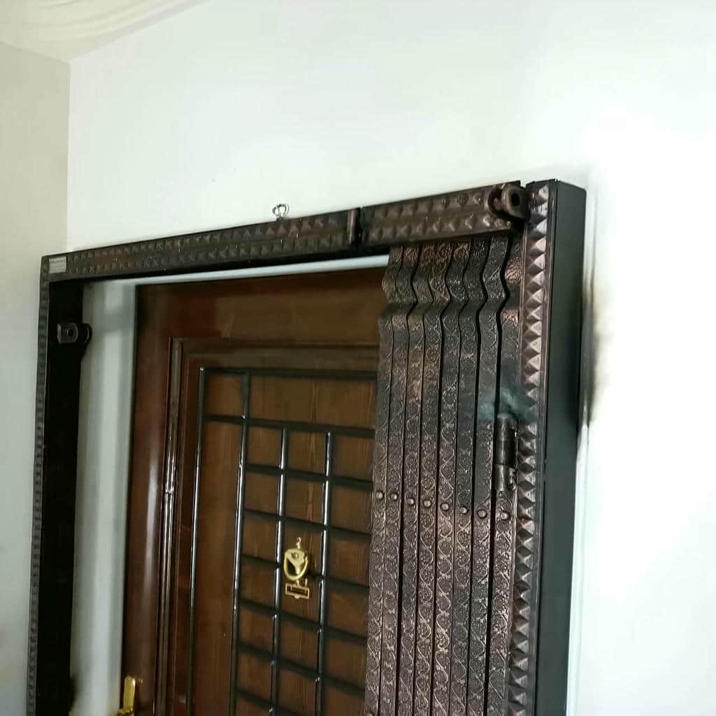 نصب درب و حفاظ آکاردئونی نصب شده روی دیوار