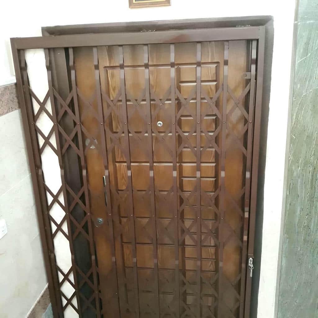 قیمت درب و حفاظ آکاردئونی نصب شده روی دیوار