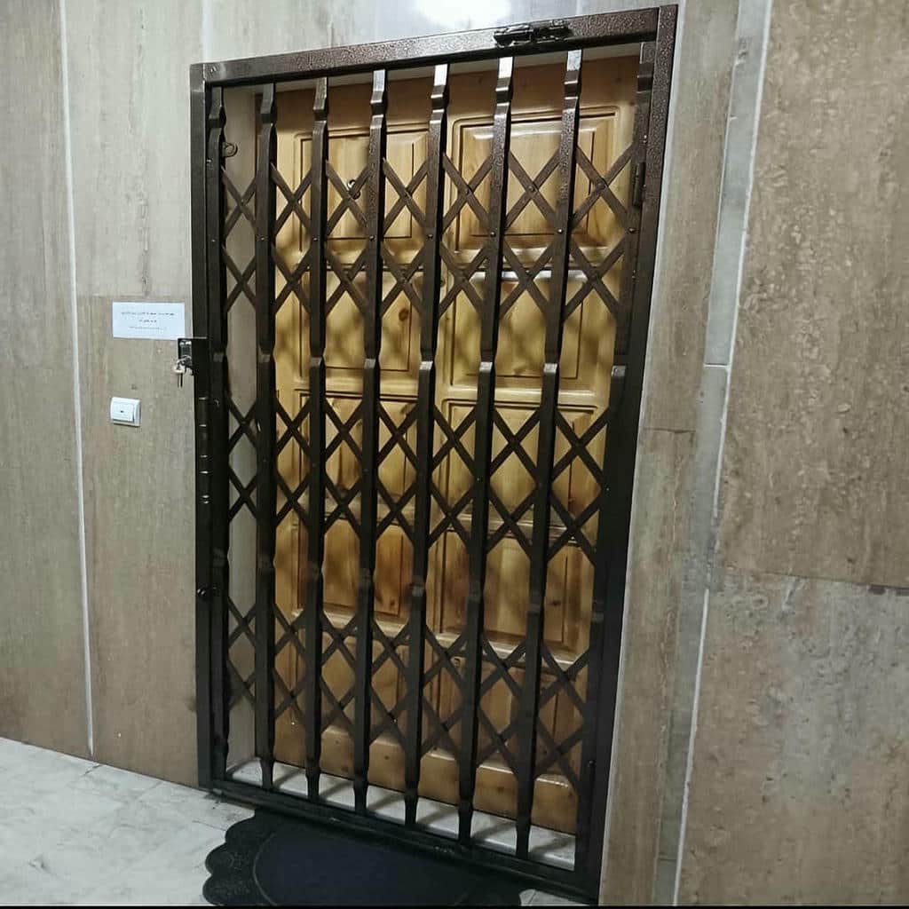 نصب درب آکاردئونی چهارگل در شهرکرد