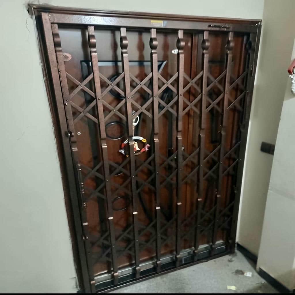 درب آکاردئونی در کرمانشاه