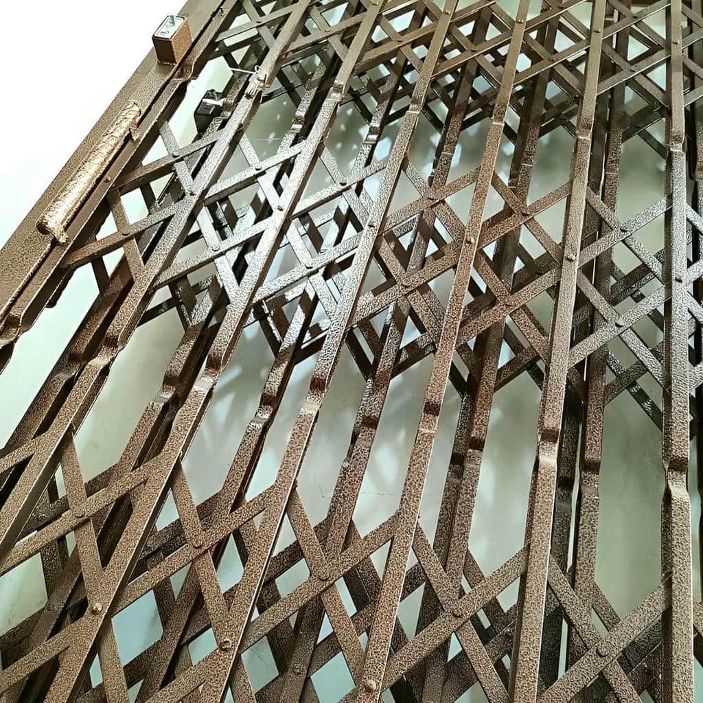 نصب درب آکاردئونی چهارگل در کیش