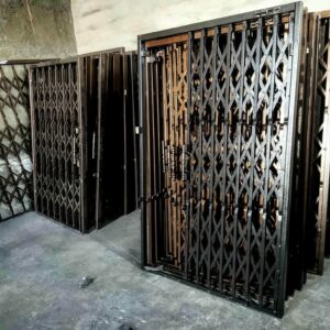 درب آکاردئونی در بندر انزلی