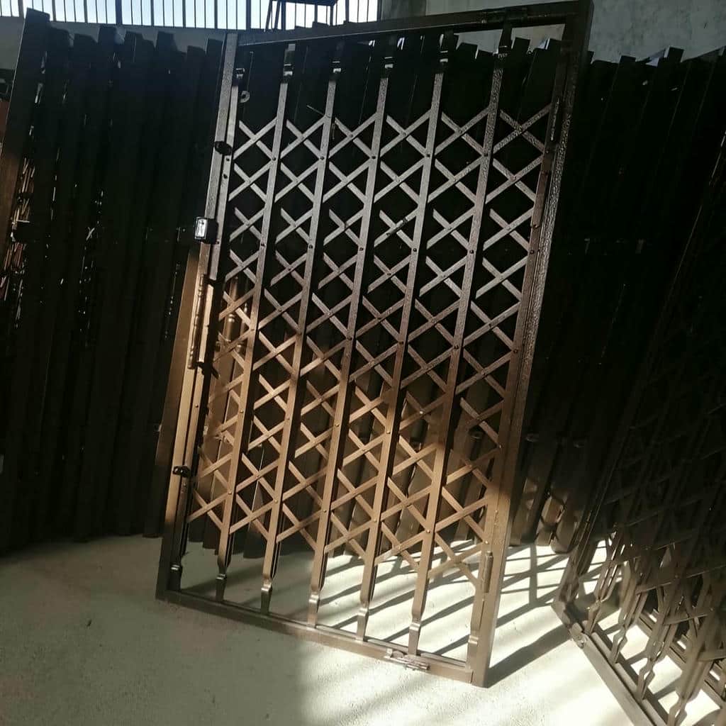 نصب درب آکاردئونی چهارگل در اندیشه