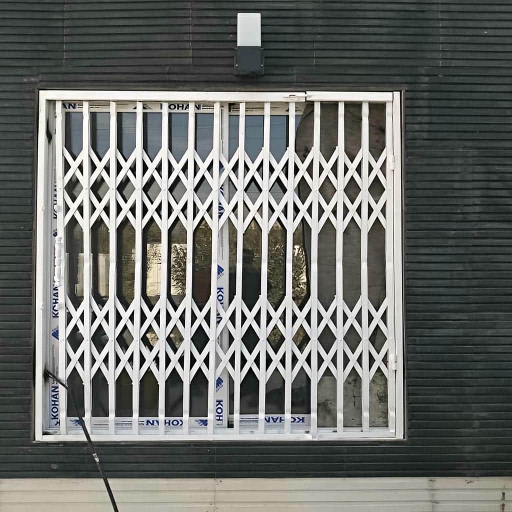 نصب درب آکاردئونی چهارگل در یزد