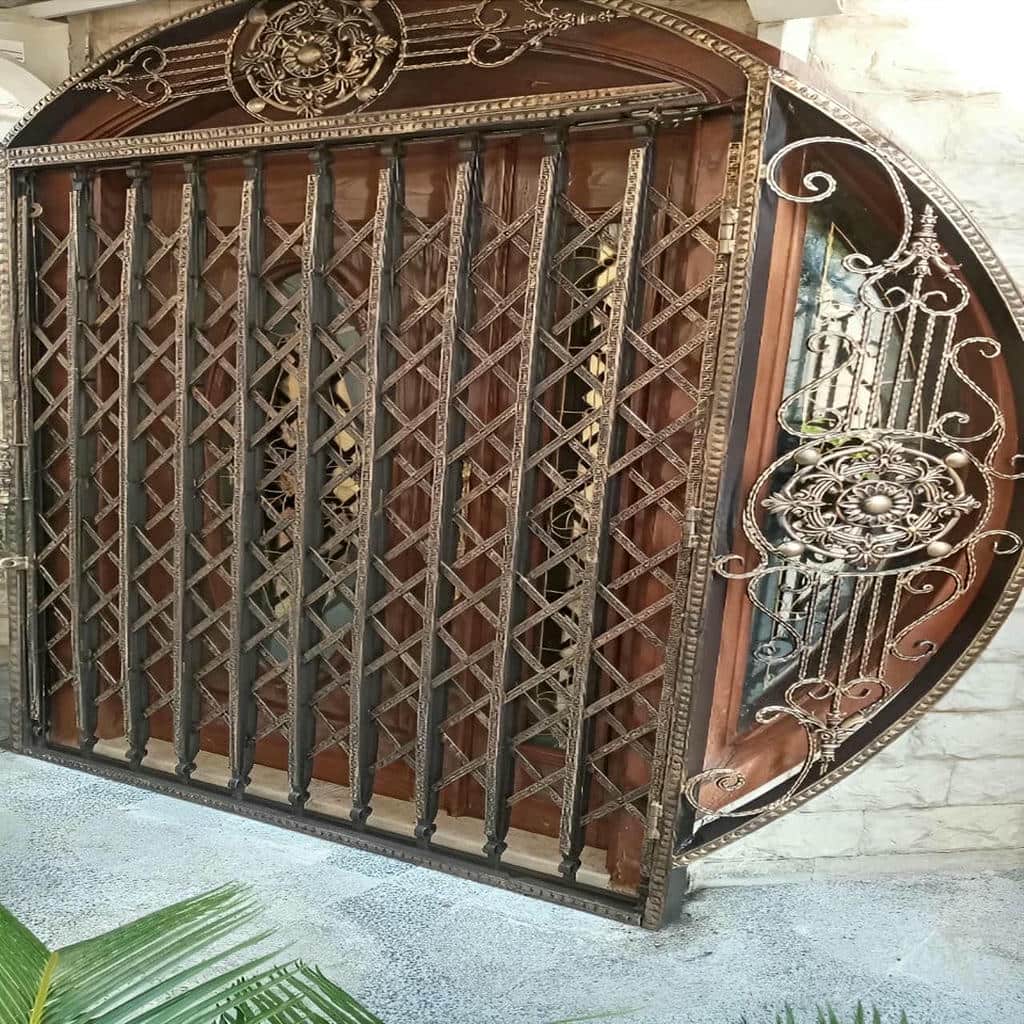 درب آکاردئونی در اردبیل