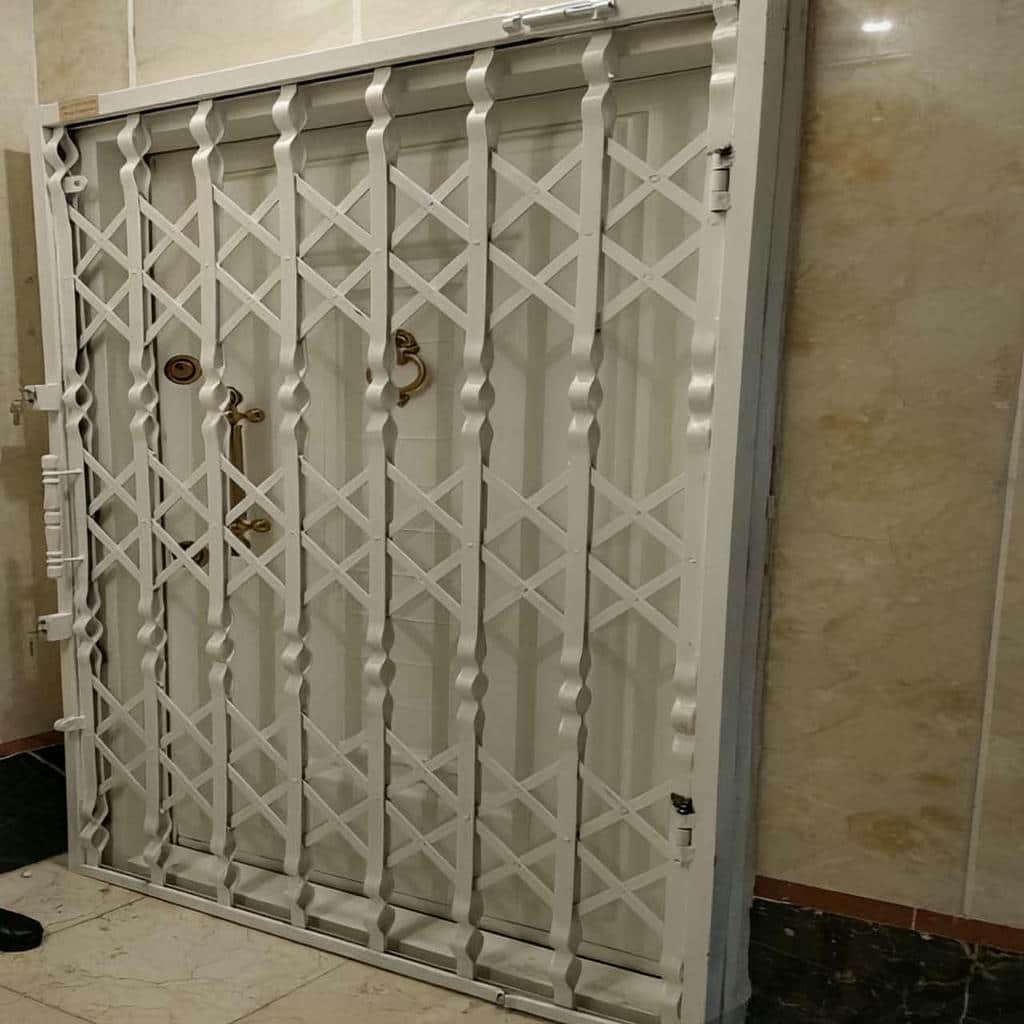 درب آکاردئونی در اصفهان