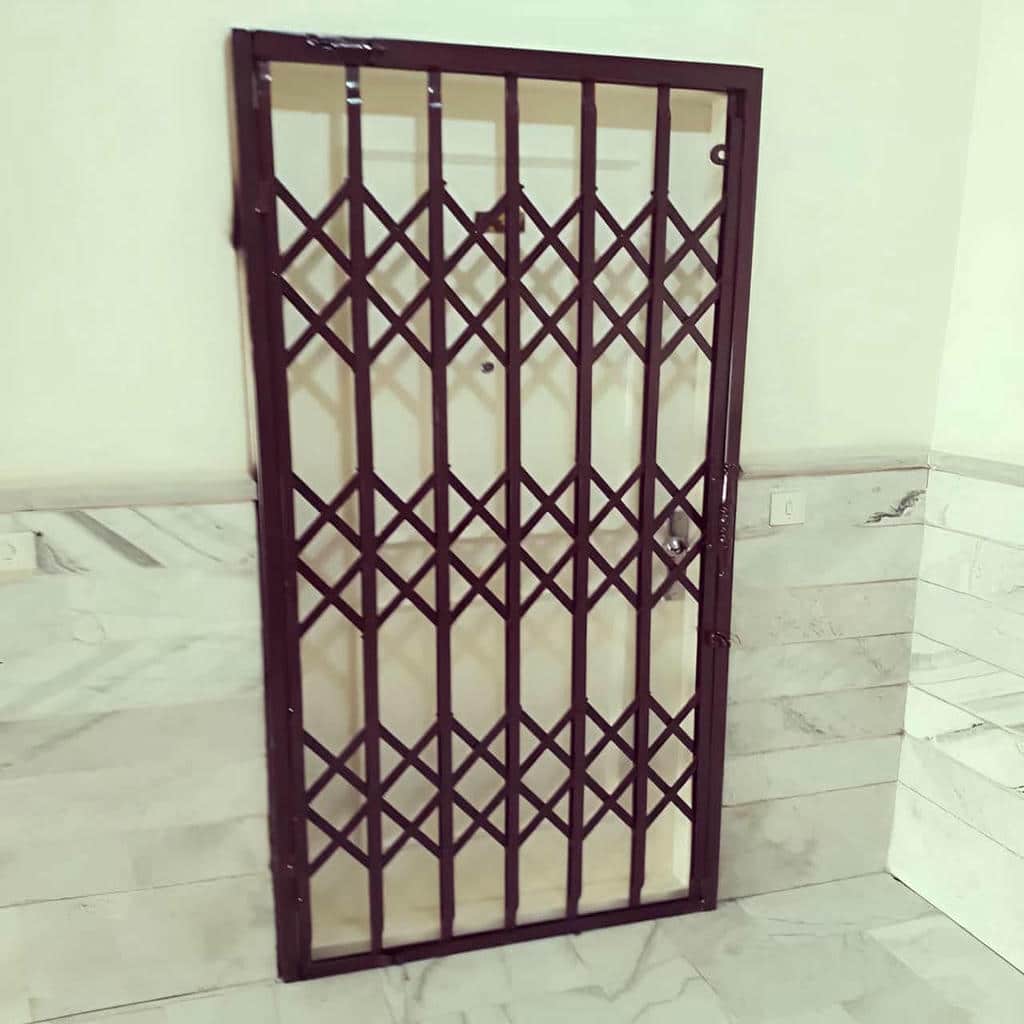 نصب درب آکاردئونی چهارگل در ایرانشهر