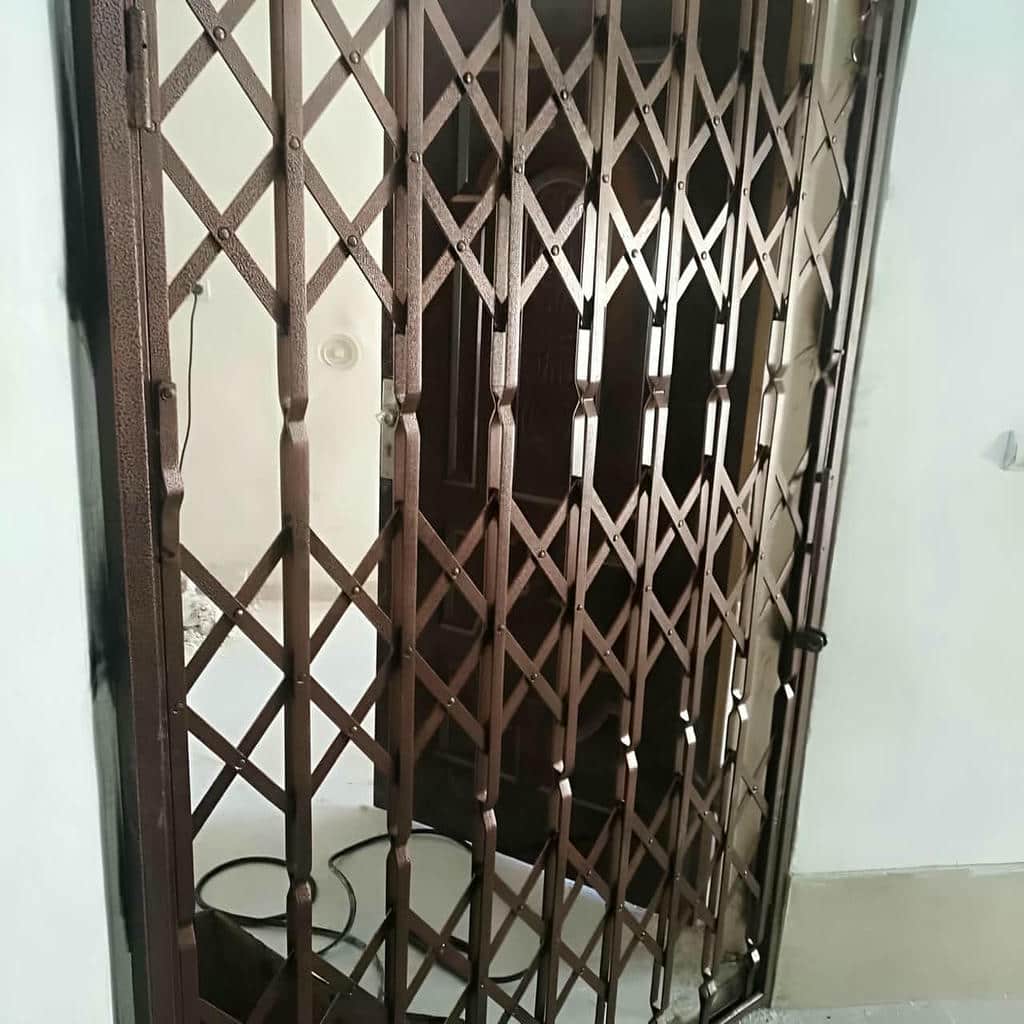 نصب درب آکاردئونی چهارگل در گنبدکاووس