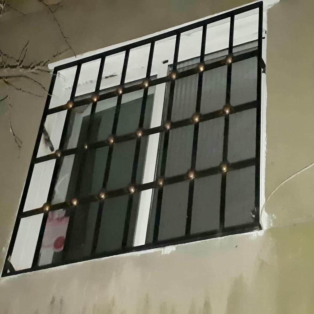 نصب حفاظ پنجره طرح مربعی در ساری