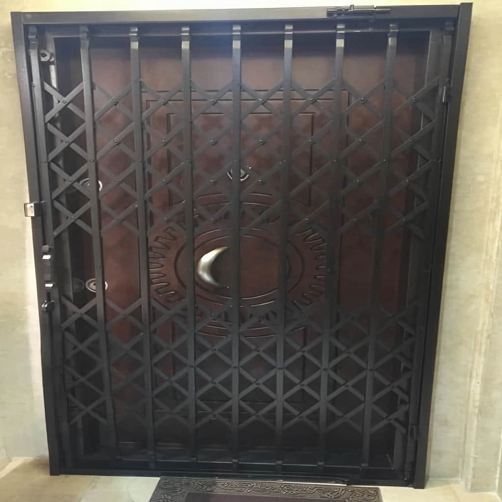 درب آکاردئونی ریلی کشویی با رنگ مقاوم روی سطح فلزی
