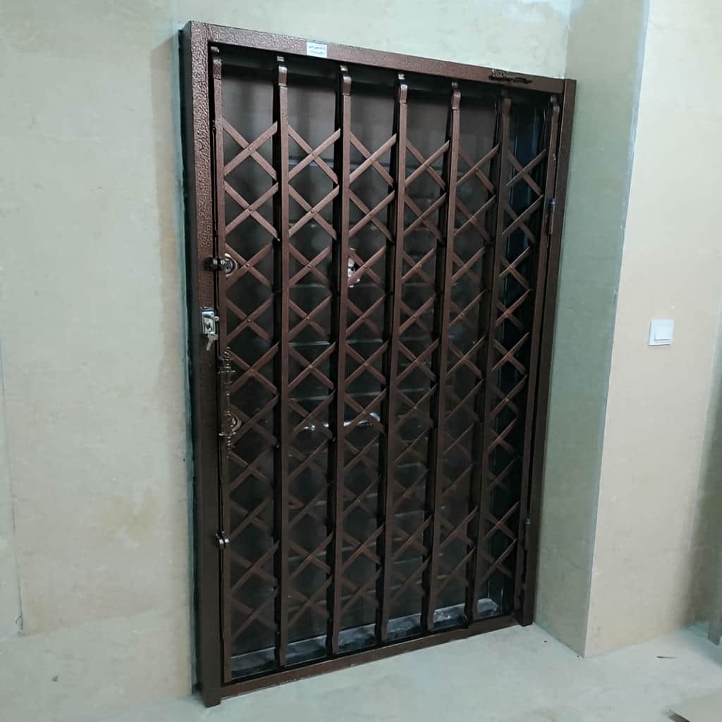 درب آکاردئونی با ظاهر ساده اقتصادی