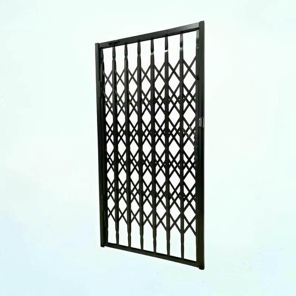 حفاظ آکاردئونی درب آپارتمان با چهارچوب تقویت شده روی دهانه