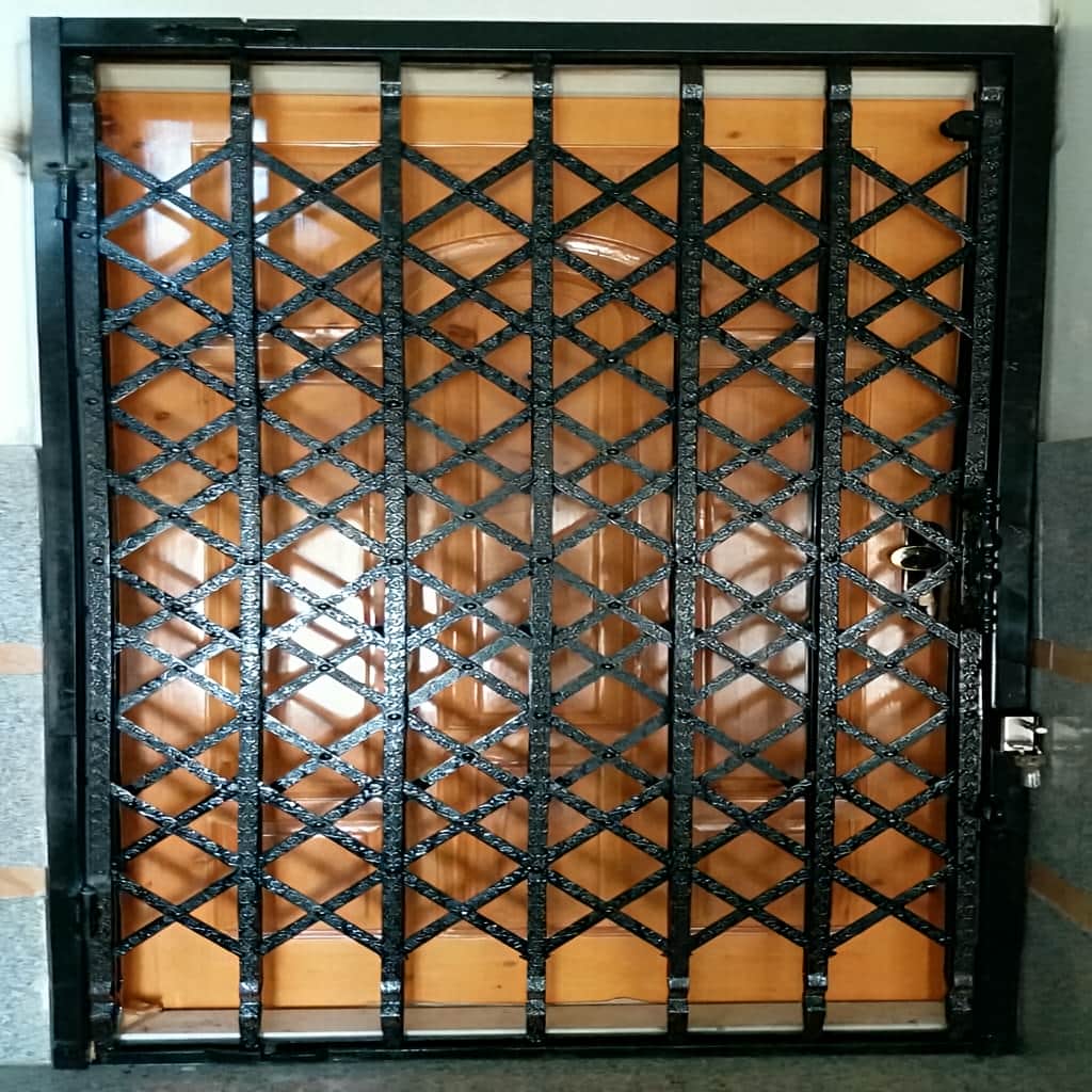 حفاظ آکاردئونی درب آپارتمان با یراق محکم برای حرکت جمع شونده