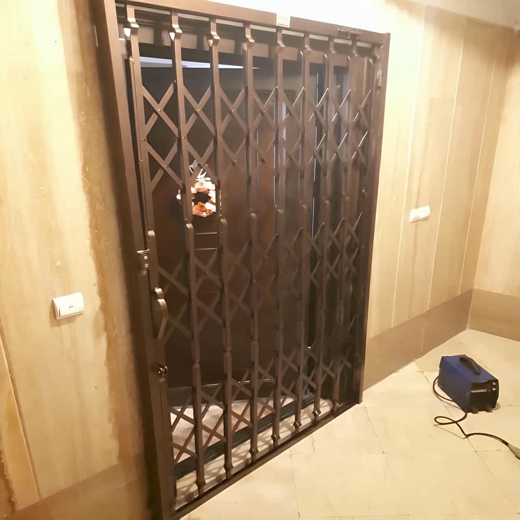 درب ریلی کشویی پارکینگ با جوشکاری تمیز در اتصال شاسی
