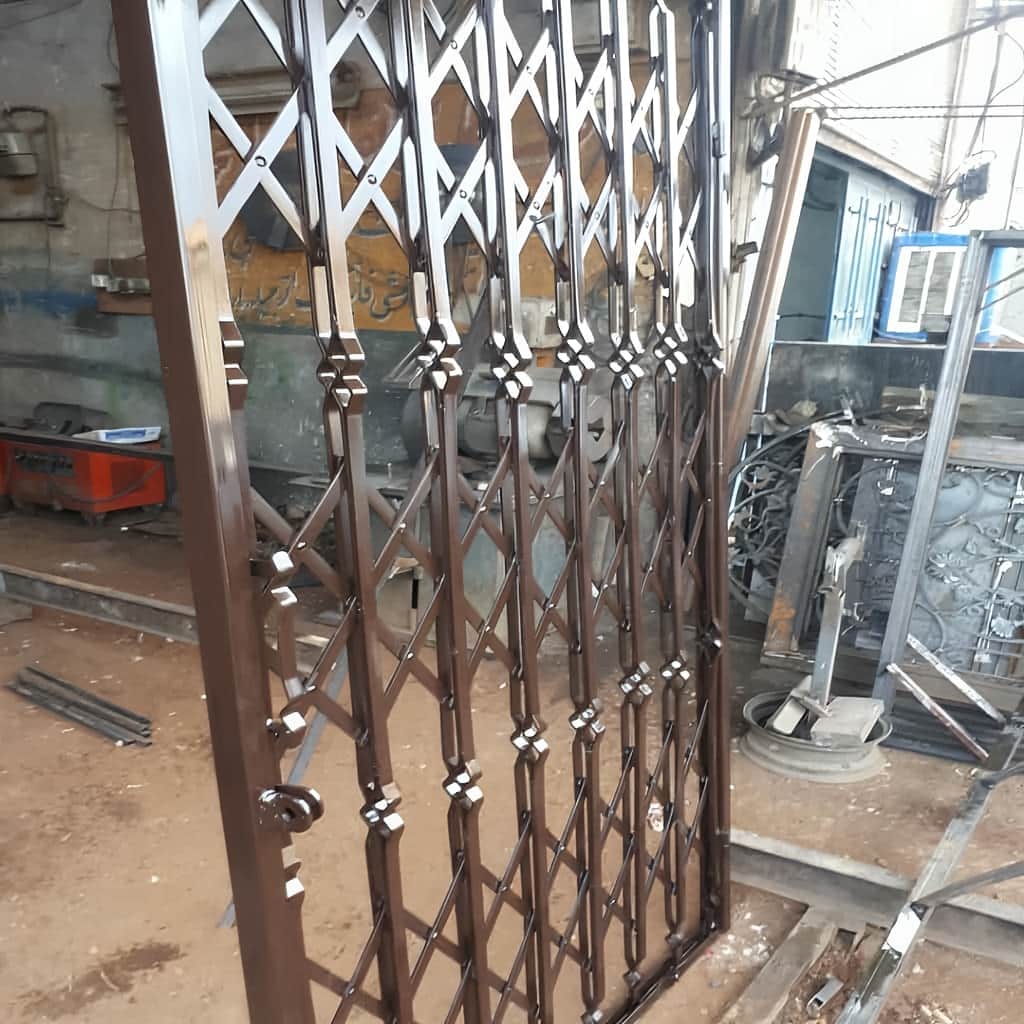 درب آکاردئونی چندگل با چهارچوب تقویت شده روی دهانه